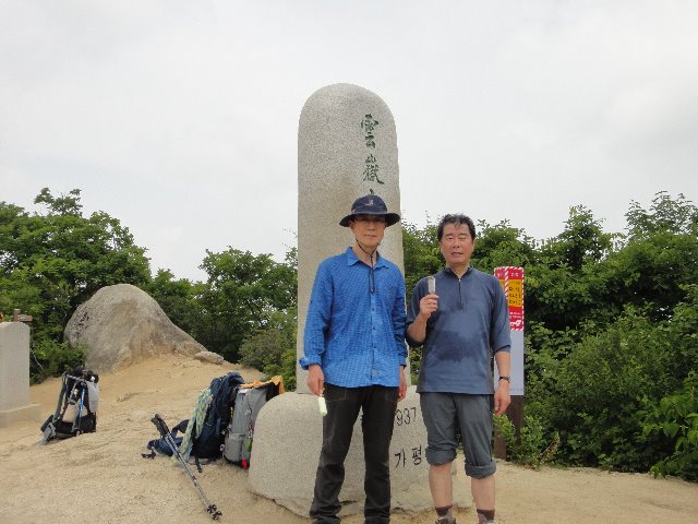 DSC03289운악산동봉정상김형목님과.JPG